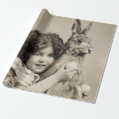 Vintages Mädchen mit Riesenhase Geschenkpapier (Ungerollt)