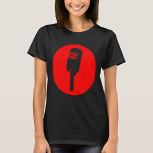 Vintages Mikrofon steht Vocalist Sängerin Podcas a T-Shirt