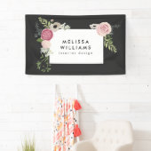 Vintages modernes Blumenmotiv auf dunkelgrauem Ban Banner (Insitu)
