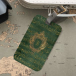 Vintages Monogram Wappen Music Manuskript Green Go Gepäckanhänger<br><div class="desc">Dieses elegante Vintage Design besticht durch goldfarbenes handgeschriebenes Notenmanuskript auf einem bedrückten,  dunkelgrünen und goldenen Hintergrund. Personalisieren Sie es mit Ihrem Monogramm Initial im Gotischen Schriftart Set von einem verzierten antiken Wappen Rahmen aus Gold.</div>