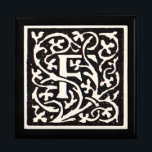 Vintages Monogramm F Art Nouveau Schmuckschachtel<br><div class="desc">Jugendstil-Briefe - Monogramme aus der Kunst- und Handwerksbewegung Dieser Buchstabe F ist ein schönes, robustes Monogramm, das 1901 erstellt und in einem Set von Büchern veröffentlicht wurde. Das Monogramm F ist umgeben von einem wunderschönen, handgezeichnet Weinmuster, das zu jener Zeit im Jugendstil-Stil gehalten war und durch stilisierte und fließende Designs,...</div>