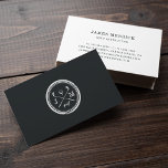 Vintages Monogramm-Logo | Golf Pro oder Instructor Visitenkarte<br><div class="desc">Das coole Vintage Design für Golfprofis oder Golflehrer zeichnet sich durch ein Logo aus gekreuzten Golfklubs und einen Golfball mit Not-Finish aus. Weiß auf einem schwarz gebürsteten Hintergrund. Personalisieren Sie Ihre Initialen und fügen Sie Ihre vollständigen Kontaktdaten auf die Rückseite.</div>