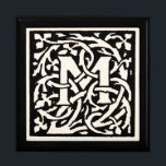 Vintages Monogramm M Art Nouveau Erinnerungskiste<br><div class="desc">Jugendstil-Briefe - Monogramme von der Kunst- und Handwerksbewegung Dieser Buchstabe M ist ein schönes, im Jahr 1901 entworfenes Monogramm M, das in einem Set von Büchern veröffentlicht wurde. Das Monogramm M ist umgeben von einem wunderschönen, handgezeichnet Weinmuster, das zu jener Zeit im Jugendstil-Stil gehalten war und durch stilisierte und fließende...</div>
