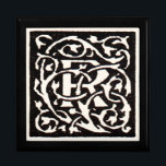 Vintages Monogramm R Art Nouveau Erinnerungskiste<br><div class="desc">Jugendstil-Briefe - Monogramme von der Kunst- und Handwerksbewegung Dieser Buchstabe R ist ein schönes, robustes Monogramm R, das 1901 erstellt und in einem Set von Büchern veröffentlicht wurde. Das Monogramm R ist umgeben von einem wunderschönen, handgezeichnet Weinmuster, das zu jener Zeit im Jugendstil-Stil gehalten war und durch stilisierte und fließende...</div>