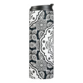 Vintages Muster auf blauem Hintergrund mit weißem Thermosbecher (Nach links gedreht)