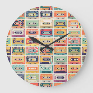Vintages Muster der Kassettenband im Retro-Design. Große Wanduhr