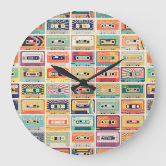 Vintages Muster der Kassettenband im Retro-Design. Große Wanduhr
