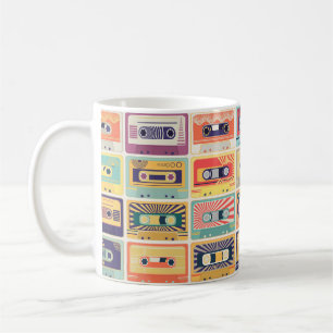 Vintages Muster der Kassettenband im Retro-Design. Kaffeetasse