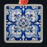 Vintages Muster Silbernes Ornament<br><div class="desc">Vintage Azulejo Fliesen Blütenmuster in Blau und Weiß, die auf die Oberfläche eines Square Weihnachtsschmuck transportiert werden, unter Wahrung seiner Geschichte und Tradition. Azulejo ist eine Form von portugiesischer oder spanischer Malerei, mit Zinn-Glasur, Keramik Fliesen. Es ist zu einem typischen Aspekt der portugiesischen Kultur geworden. Portugal importierte Azulejo-Fliesen aus Spanien,...</div>