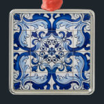 Vintages Muster Silbernes Ornament<br><div class="desc">Vintage Azulejo Fliesen Blütenmuster in Blau und Weiß, die auf die Oberfläche eines Square Weihnachtsschmuck transportiert werden, unter Wahrung seiner Geschichte und Tradition. Azulejo ist eine Form von portugiesischer oder spanischer Malerei, mit Zinn-Glasur, Keramik Fliesen. Es ist zu einem typischen Aspekt der portugiesischen Kultur geworden. Portugal importierte Azulejo-Fliesen aus Spanien,...</div>
