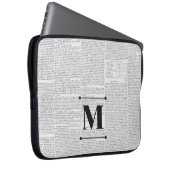 Vintages Newsprint-Monogramm Laptopschutzhülle (Vorne Rechts)