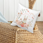 Vintages Niedliches Bunny Botanname Baby Girl Kissen<br><div class="desc">Vintager Charme für das Kinderzimmer Ihres Mädchens mit diesem sonnigen und botanischen Design auf weißem Hintergrund (wie es auf dem fertigen Produkt erscheint). Der süße Hase trägt eine rosafarbene Jacke und hält einen Haufen Karotten und holt sich hinter Creme und Blütenfloralen und skurrilen Blätter hervor, die sie umkreisen. Einfach mit...</div>
