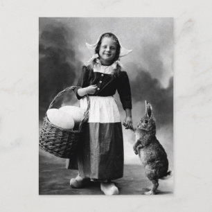 Vintages OsterGirl mit Big Bunny Rabbit Feiertagspostkarte