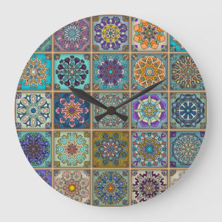 Vintages Patchwork mit Blumenmandalaelementen Große Wanduhr