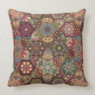 Vintages Patchwork mit Blumenmandalaelementen Kissen