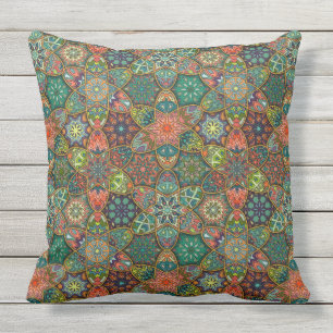 Vintages Patchwork mit Blumenmandalaelementen Kissen Für Draußen
