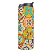 Vintages Patchwork-Quiltmuster. Vintag dekorativ Thermosbecher (Nach links gedreht)