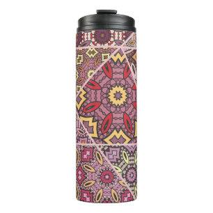 Vintages Patchwork-Quiltmuster. Vintag dekorativ Thermosbecher