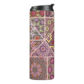 Vintages Patchwork-Quiltmuster. Vintag dekorativ Thermosbecher (Nach links gedreht)