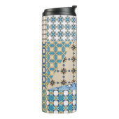 Vintages Patchwork-Quiltmuster. Vintag dekorativ Thermosbecher (Nach links gedreht)