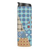 Vintages Patchwork-Quiltmuster. Vintag dekorativ Thermosbecher (Nach rechts gedreht)