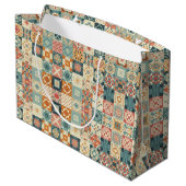 Vintages, Patchwork-Stepplook Große Geschenktüte (Rückseite Schrägansicht)