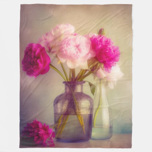 Vintages Peony Bouquet in Glass Vases Fleecedecke (Vorderseite)