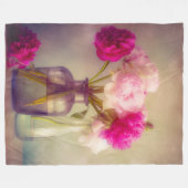Vintages Peony Bouquet in Glass Vases Fleecedecke (Vorderseite (Horizontal))