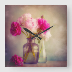 Vintages Peony Bouquet in Glass Vases Quadratische Wanduhr