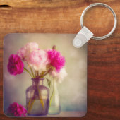 Vintages Peony Bouquet in Glass Vases Schlüsselanhänger (Rückseite)