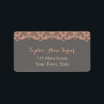 Vintages Pfirsichgraue Spitze Custom Monogram Adressaufkleber<br><div class="desc">Einzigartiges Design mit Peach/Grauer Hintergrund mit Pfirsich/Grauspitze und schönen Schriftart. Also, es konnte hier eine Menge Hochzeitskunst gefunden werden, wie Einladungen, uAwg, Tischnummer, Probe Dinner, Brautparty und mehr. Diese werden eine großartige Wahl für ein altes Hochzeitspfirsich/graues Thema sein. Benutzen Sie das Tool Anpassen, um Ihre Informationen hinzuzufügen. Karo, bitte, andere...</div>