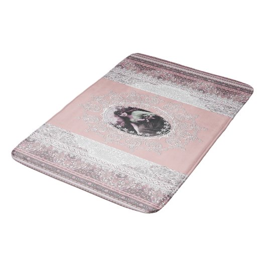 Vintages Portrait und Spitzen Badematte (Schrägansicht)