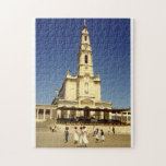 Vintages Portugal, die Gottesmutter von Fatima Puzzle<br><div class="desc">Das Vintage Puzzle aus Portugal bietet den Blick auf die Kirche "Die Frau von Fatima" aus dem Jahr 1960. Der Schrein und die Kirche von Fatima werden jährlich von Millionen von Pilgern und Touristen besucht. Foto von Brendan Doyle.</div>