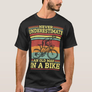 Vintages Radfahren unterschätzt nie einen alten Ma T-Shirt