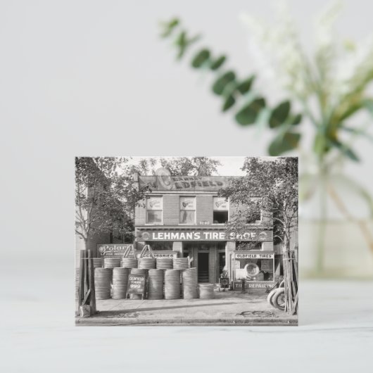 Vintages Reifengeschäft, Schwarzweiß-Foto Postkarte (Stehend Vorderseite)
