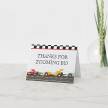 Vintages Rennauto kommt vorbei