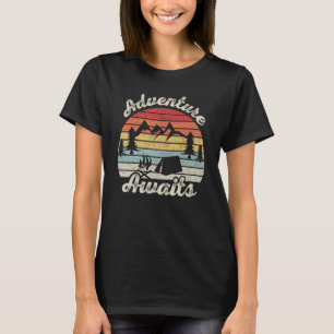 Vintages Retro-Abenteuer Erwartet Camping Wandern T-Shirt