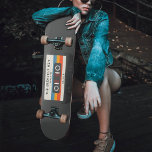 Vintages Retro-Bestes Kassettenband Skateboard<br><div class="desc">Cooles Retro-Kassettenskateboard mit dem Text "Der bestste Hit". Ideal für die Liebhaber klassischer und alter Schulmusik. Unisex Design für Männer und Frauen. Personalisieren Sie es,  indem Sie Ihren Namen und Ihre persönliche Nachricht hinzufügen.</div>