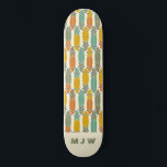 Vintages Retro-Longboards Muster Mit Monogramm Ska Skateboard<br><div class="desc">Dieses Muster zeichnet sich durch einfache Illustrationen von Langplatten aus,  die in Olivgrün,  aquamarin blau,  Salbei,  Senfgold und orangefarbenem Set in einem cremefarbenen Hintergrund Vintag aussehen. Diese längeren Skateboards haben Retrostil in warmen Farben. Es ist bereit,  mit Monogramm-Initialen in Salbei-Grün vor cremefarbenem Hintergrund personalisiert zu werden.</div>