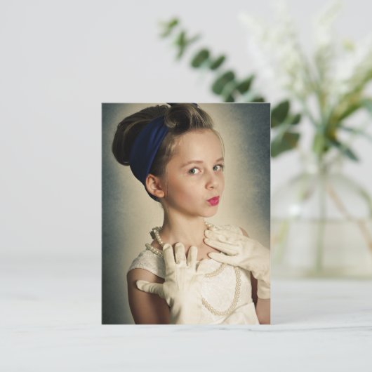 Vintages Retro-Mädchen Postkarte (Stehend Vorderseite)