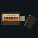 Vintages Retro-modisches 80er-Audioband Holz USB Stick<br><div class="desc">Alte Audio-Kassette,  um mit Ihrem Namen auf USB-Flash-Laufwerk personalisieren. Andere personalisierte Modelle sind mit durchsichtigem Audioband und Mikrokassette erhältlich. Passend zur Geburtstagseinladung,  Gästebuch und personalisiertes Geschenk für ihn.</div>