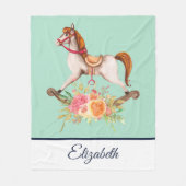 Vintages Rockpferd mit Blumenstrauß Fleecedecke (Vorderseite)