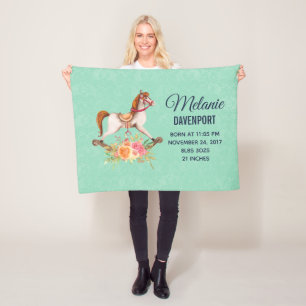 Vintages Rockpferd mit Blumenstrauß New Baby Fleecedecke