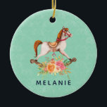 Vintages Rockpferd mit Blumenstrauß New Baby Keramik Ornament<br><div class="desc">Ein neues Baby-Ornament mit einem charmanten und fantasievollen Bild eines altmodischen Rockpferdes mit einem hübschen Blumenstrauß in Rosa und Gelb. Der Hintergrund ist ein hellgrünes,  glänzendes Damast-Muster. Personalisierter Vorname auf der Vorderseite,  vollständiger Name und Geburtsinformation auf der Rückseite.</div>