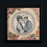 Vintages romanisches Paar: Antike Rose Girly Liebe Erinnerungskiste<br><div class="desc">Mit diesem exquisiten Vintagen Romance Couple-Design erwecken Sie den zauberhaften Charme vergangener Zeiten. Eine schön gerenderte antike Abbildung eines liebevollen Ehepaares, die an die beliebte Gibson Girl-Ära erinnert, ist zentral gerahmt durch eine elegante, verzierte Grenze. Die Rose sind romantisch und die zarten, in Rosa und Rot gehaltenen Blumensträuße versprühen eine...</div>