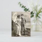 Vintages romantisches Paar mit Sonnenschirm Postkarte (Stehend Vorderseite)