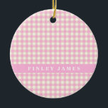 Vintages Rosa und Weiß Gingham Kariert Personalisi Keramik Ornament<br><div class="desc">Dieses süße runde Ornament zeichnet sich durch ein zartes Rosa- und Cremetamuster aus, mit einem passenden Pastellnamensband in der Mitte. Personalisiert mit dem Namen Ihres Kindes, ist es ein charmanter Sake für den ersten Kinderurlaub oder ein nachdenkliches Geschenk für neue Eltern. Das klassisch karierte Design verleiht dem Gast ein gemütliches,...</div>