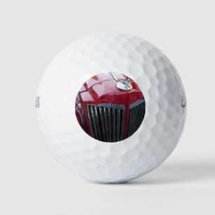 Vintages rotes Auto mit Chromhaube Golfball