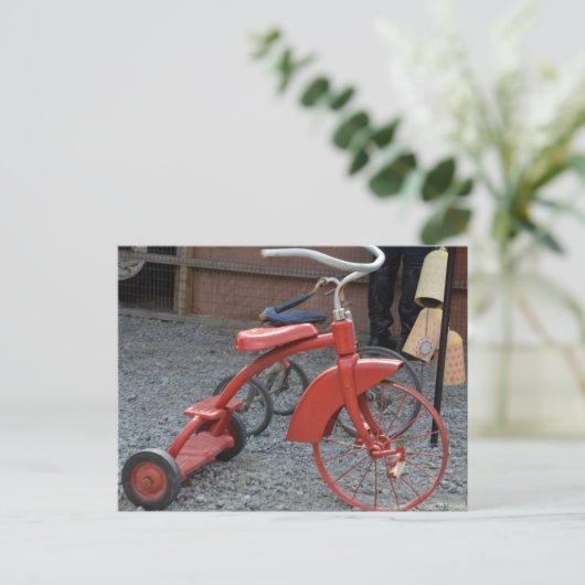 Vintages rotes Dreiradfahrrad lässt Fahrt Postkarte (Stehend Vorderseite)