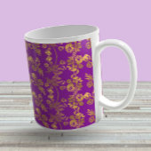 Vintages, rustikales Goldschwirbelmuster auf lila Kaffeetasse
